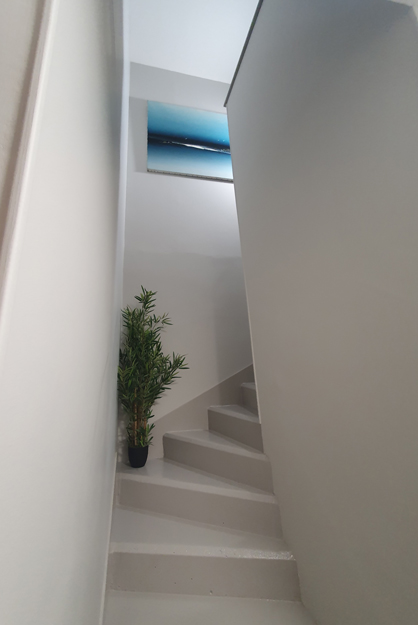 Peinture escalier, murs et plafonds par Mélissa Déco, artisan peintre à Rochefort. Déplacement dans toute la Charente-Maritime.