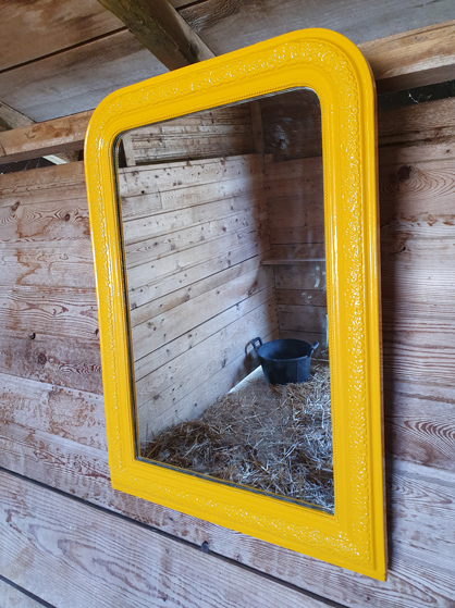 Peinture d'un mobilier miroir par Mélissa Déco, artisan peintre à Rochefort.