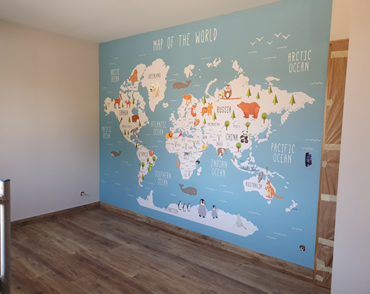 Pose d'un papier peint (map monde) par Mélissa Déco, artisan peintre à Rochefort et La Rochelle.
