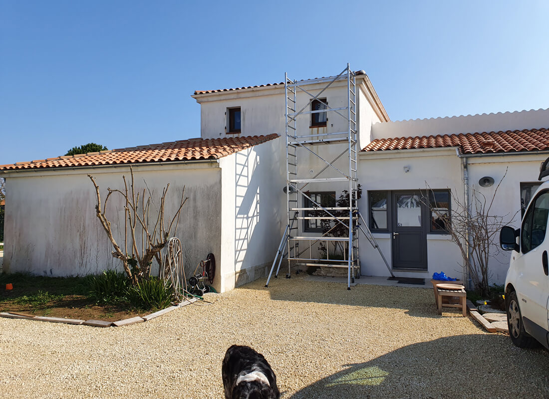 Ravalement de façade en cours par Mélissa Déco sur cette maison.