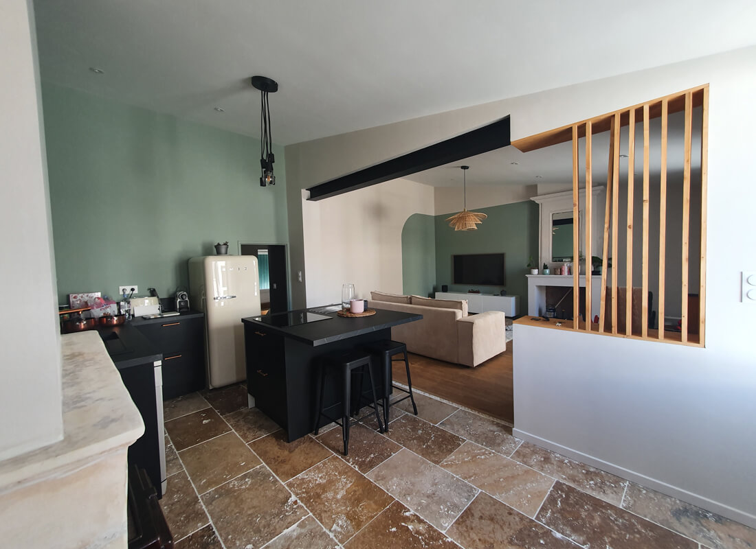 Peinture d'une séparation entre pièce de vie et cuisine par Mélissa Déco, artisan peintre.