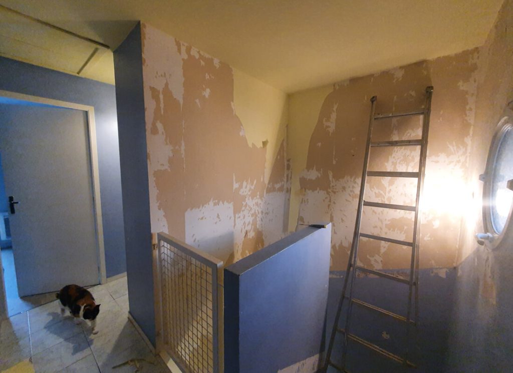 Préparation d'un chantier peinture d'un escalier intérieur par Mélissa Déco.