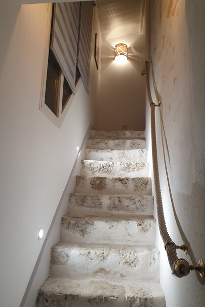 Peinture d'un escalier en pierre par Mélissa Déco, entre traditionnel et moderne.