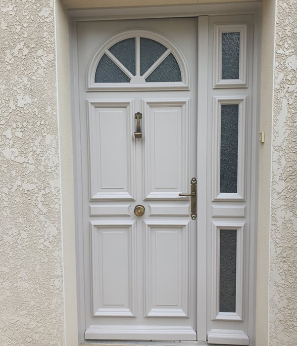 Peinture extérieure d'une porte d'entrée en bois par Mélissa Déco, artisan peintre rochelaise.