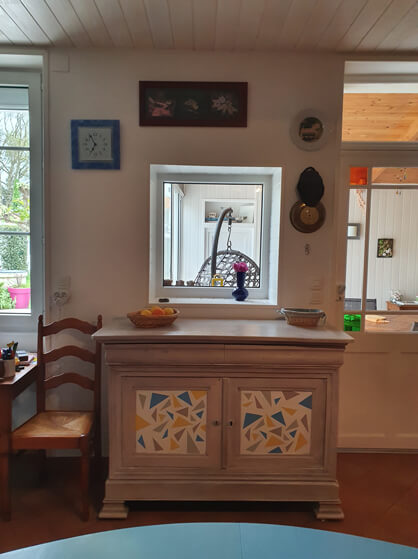 Meuble ancien restauré par Mélissa Déco, avec peinture effet mosaïque.